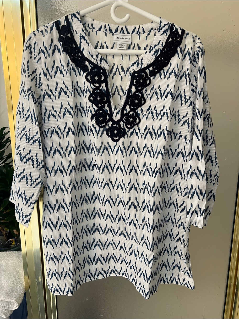 Liz Claiborne White and Navy Patterned V-Neck Tunic with Embroidered Trim